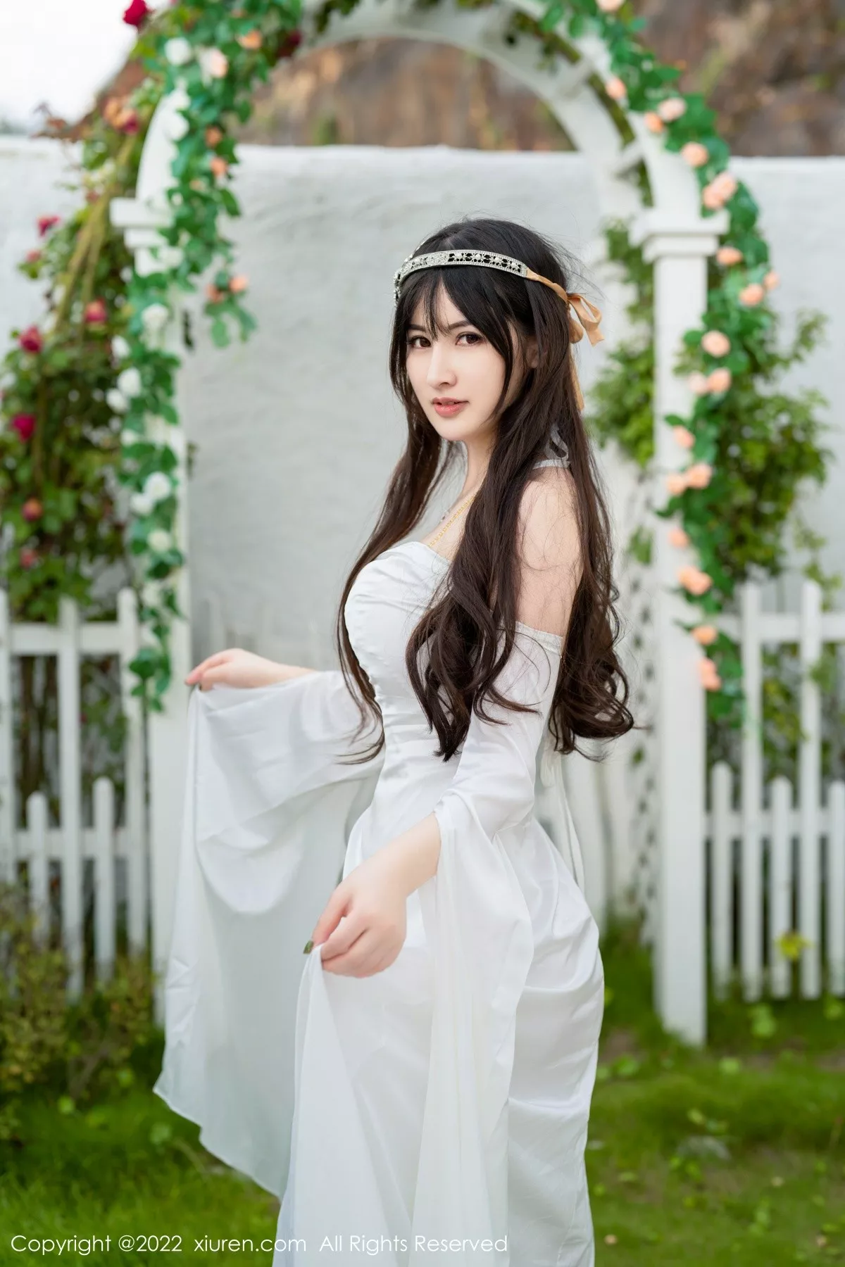 秀人集.com_[XiuRen秀人网]No.5288_模特诗诗kiki大理旅拍白色露肩长裙秀诱人金色内衣惹火诱惑写真59P