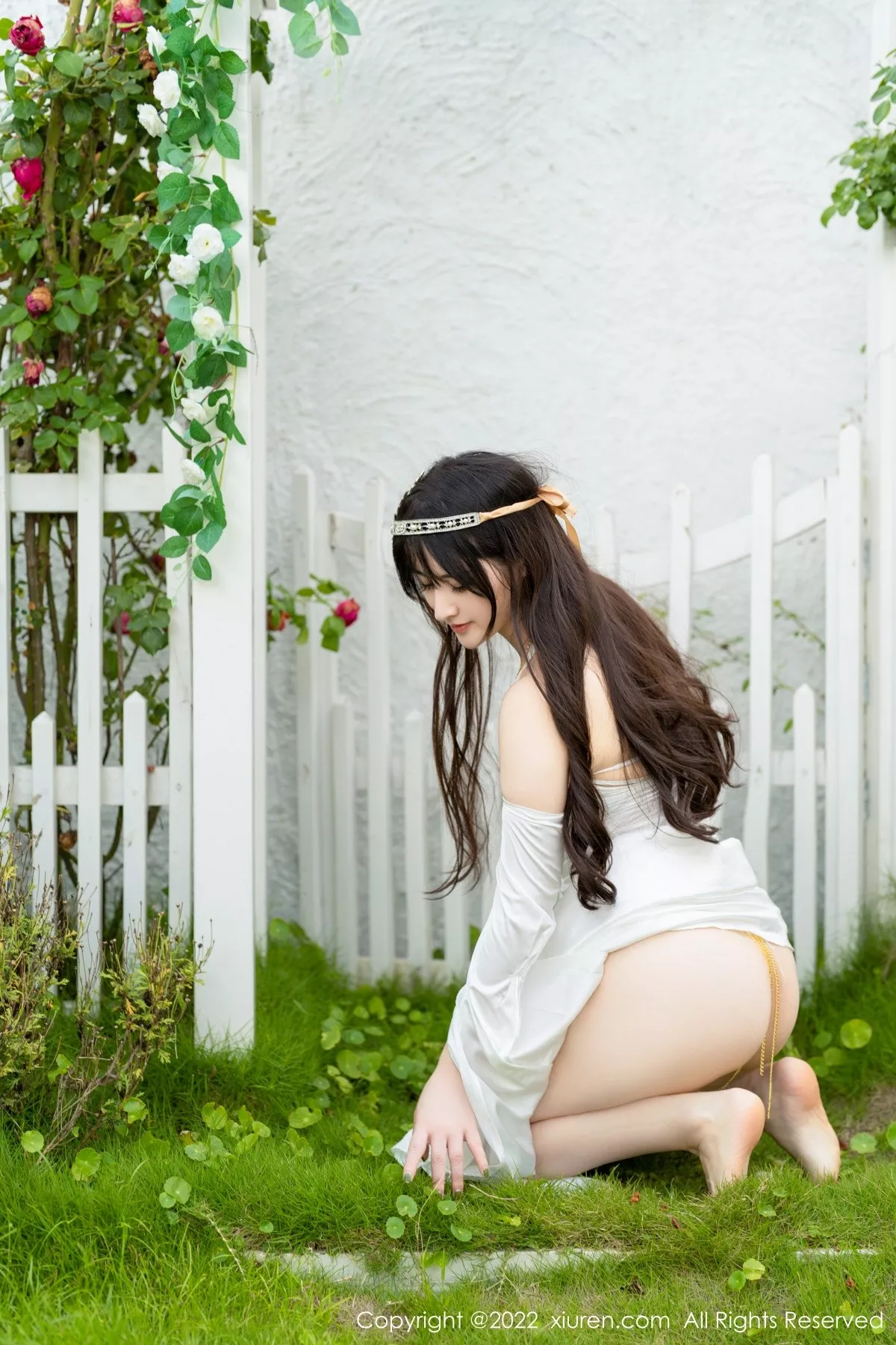 秀人集.com_[XiuRen秀人网]No.5288_模特诗诗kiki大理旅拍白色露肩长裙秀诱人金色内衣惹火诱惑写真59P