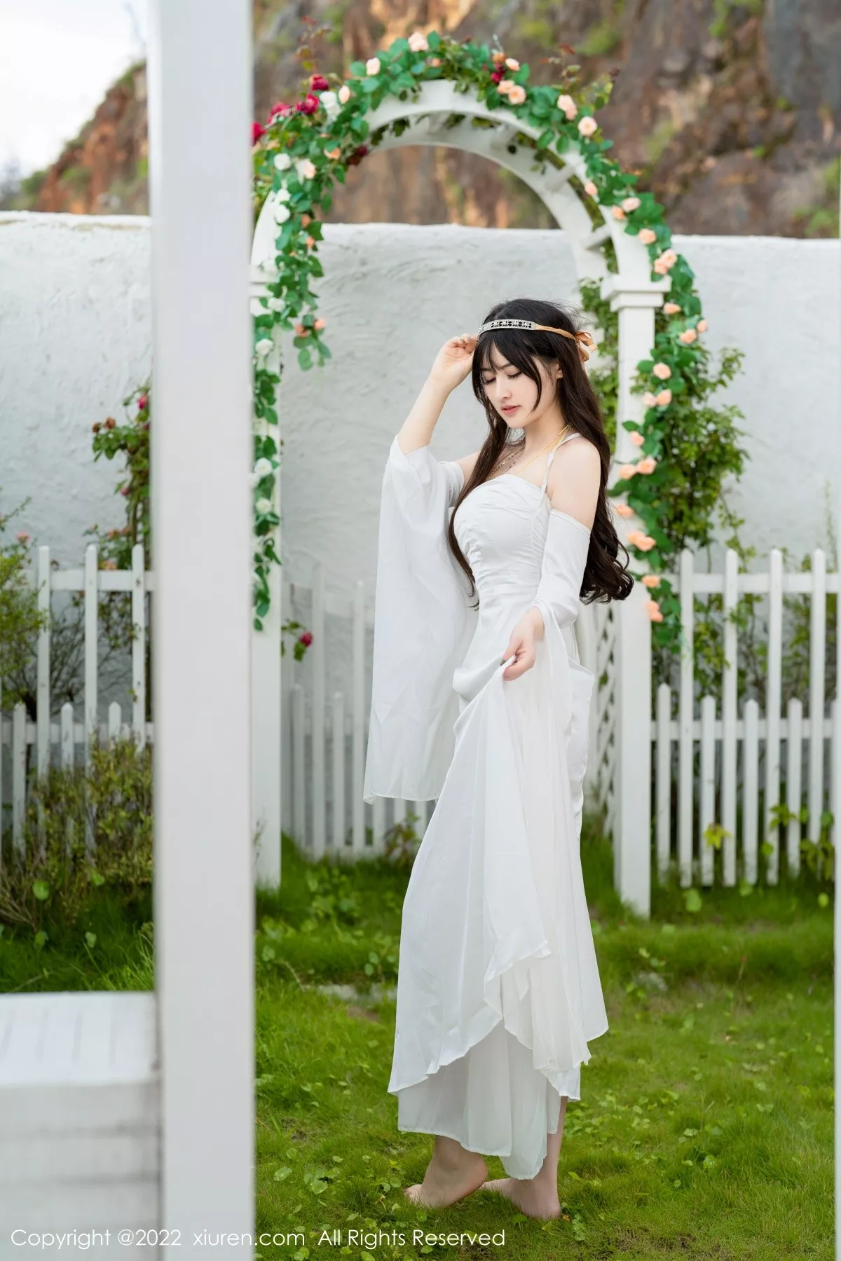 秀人集.com_[XiuRen秀人网]No.5288_模特诗诗kiki大理旅拍白色露肩长裙秀诱人金色内衣惹火诱惑写真59P