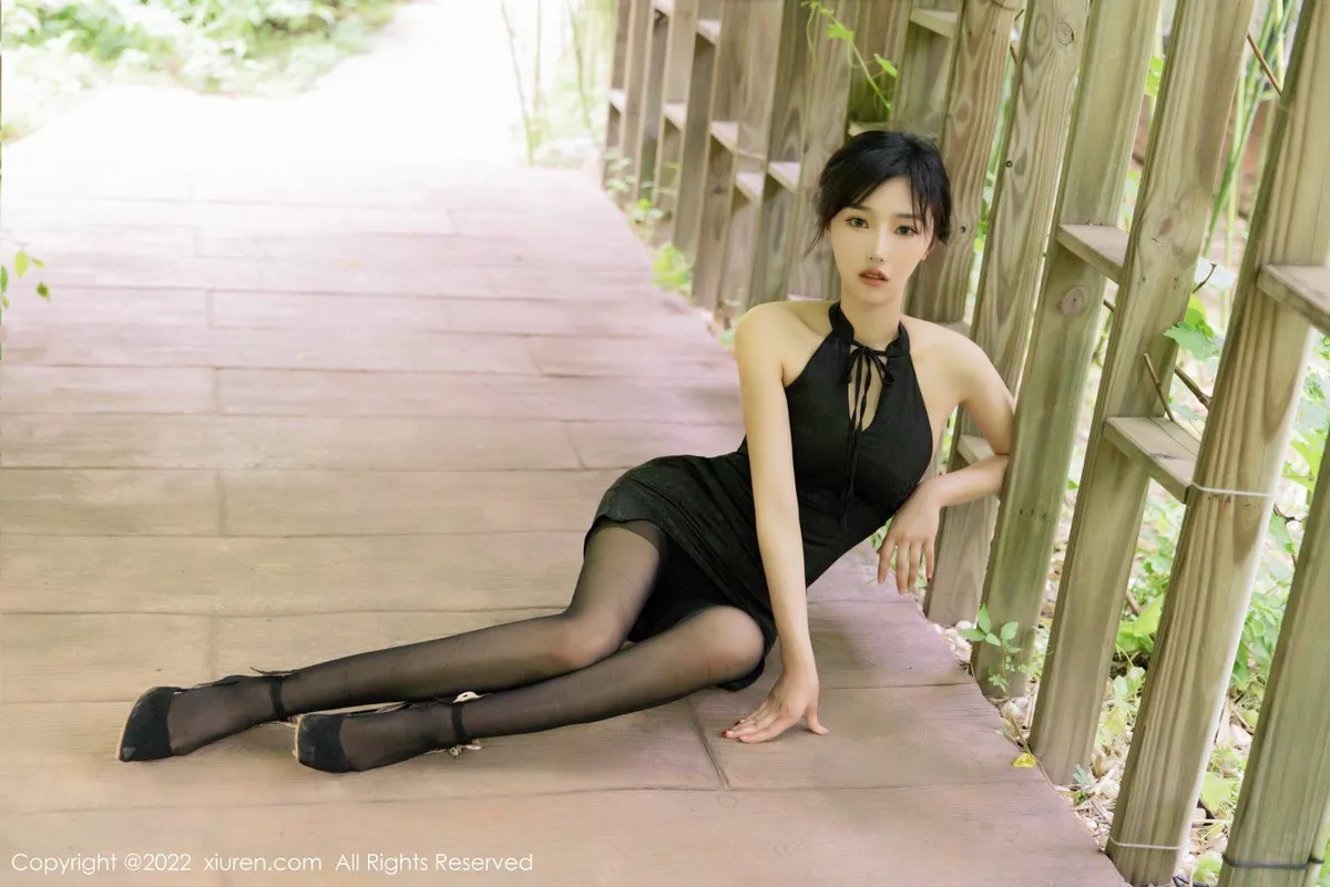 秀人集.com_[XiuRen秀人网]No.5294_模特西门小玉户外竹林黑色露肩服饰配黑丝秀凹凸身材诱惑写真47P