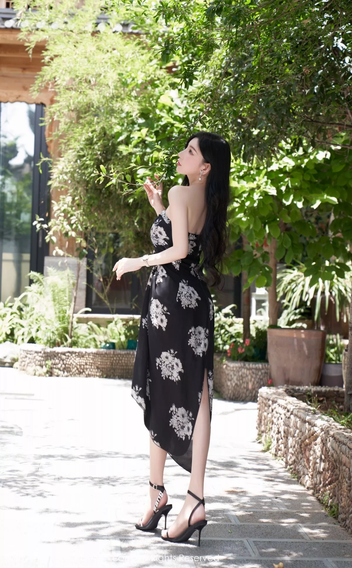 秀人集.com_[XiuRen秀人网]No.5307_女神周于希Sally心愿旅拍黑色露肩连衣长裙秀完美身材诱惑写真90P