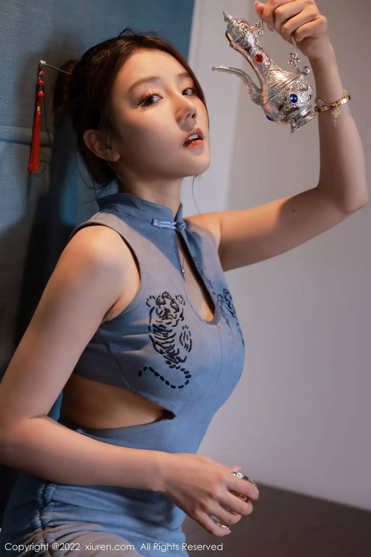 秀人集.com_[XiuRen秀人网]No.5203_模特Sugar糖酒酒澳门旅拍蓝色收身上衣配开档黑丝完美诱惑写真45P