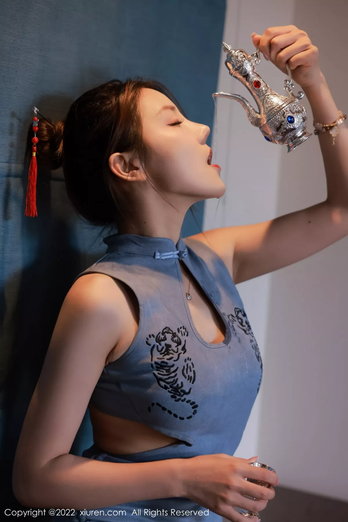 秀人集.com_[XiuRen秀人网]No.5203_模特Sugar糖酒酒澳门旅拍蓝色收身上衣配开档黑丝完美诱惑写真45P