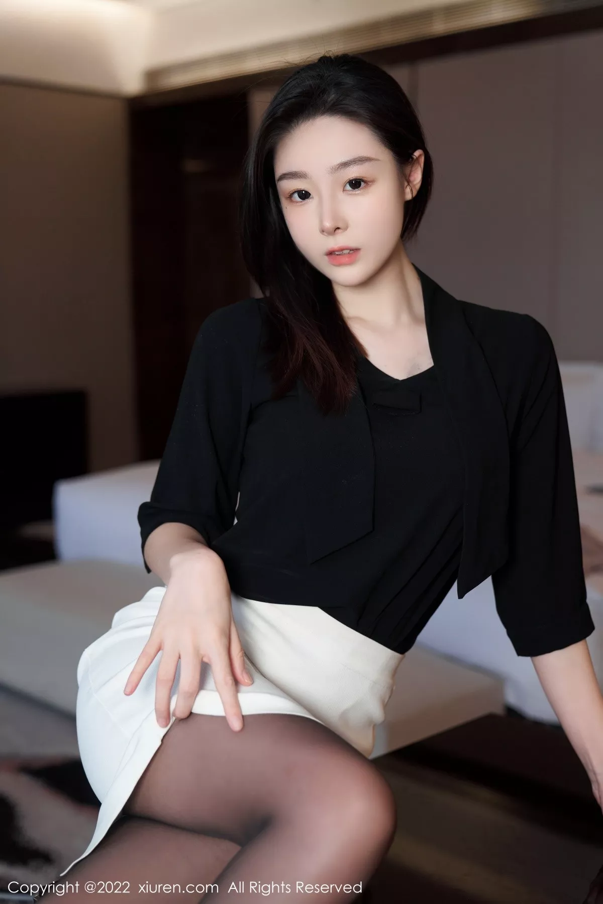 秀人集.com_[XiuRen秀人网]No.5312_模特是小逗逗黑色轻透上衣配白色短裙露超薄无内黑丝诱惑写真90P