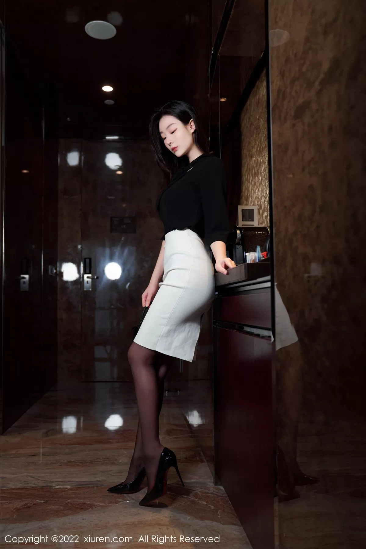 秀人集.com_[XiuRen秀人网]No.5312_模特是小逗逗黑色轻透上衣配白色短裙露超薄无内黑丝诱惑写真90P