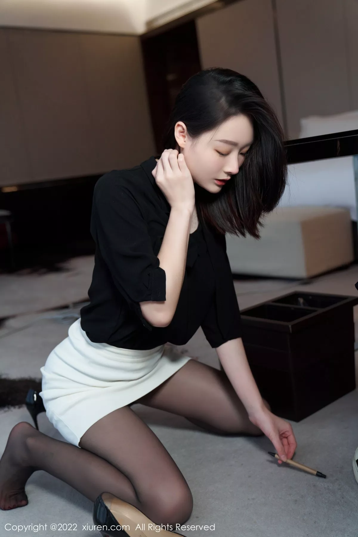 秀人集.com_[XiuRen秀人网]No.5312_模特是小逗逗黑色轻透上衣配白色短裙露超薄无内黑丝诱惑写真90P