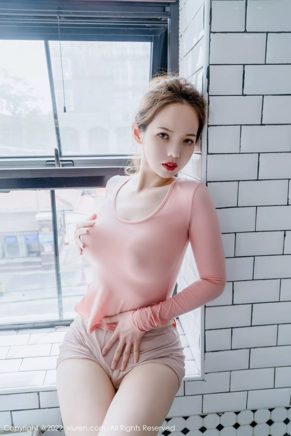 秀人集.com_[XiuRen秀人网]No.5364_模特大美媚京粉色真空收身上衣配性感短裤秀完美身材诱惑写真50P