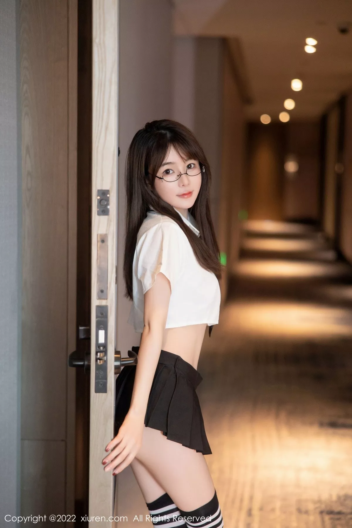 秀人集.com_[XiuRen秀人网]No.5365_模特婠婠么性感学妹制服白色短T配黑短裙秀曼妙身姿诱惑写真98P