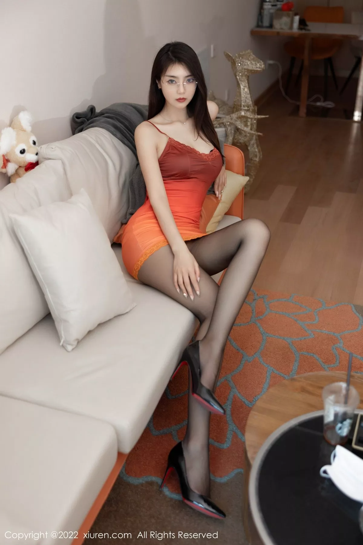 秀人集.com_[XiuRen秀人网]No.5378_模特可乐Vicky橙灰色连衣短裙配超薄黑丝秀翘臀美腿诱惑写真50P