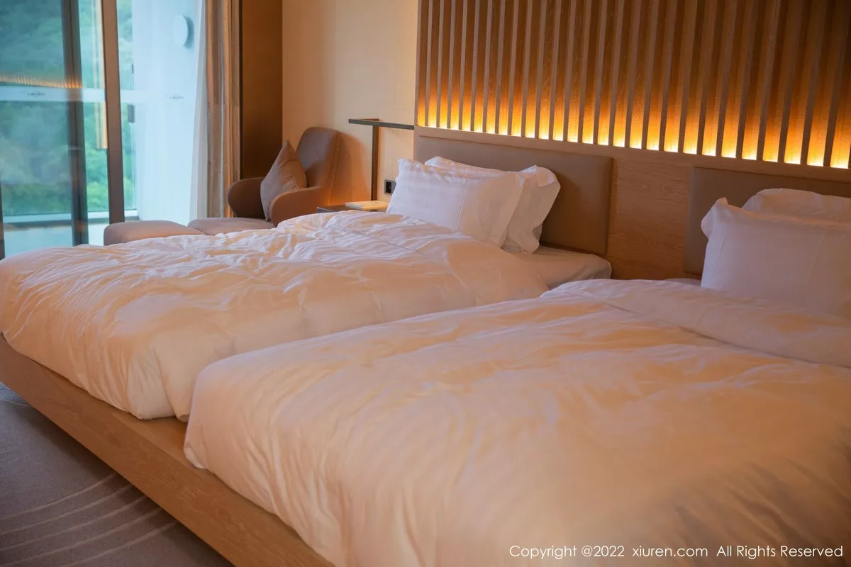 秀人集.com_[XiuRen秀人网]No.5428_模特就是阿朱啊黑色轻透上衣配黑皮裙露情趣内衣惹火诱惑写真82P