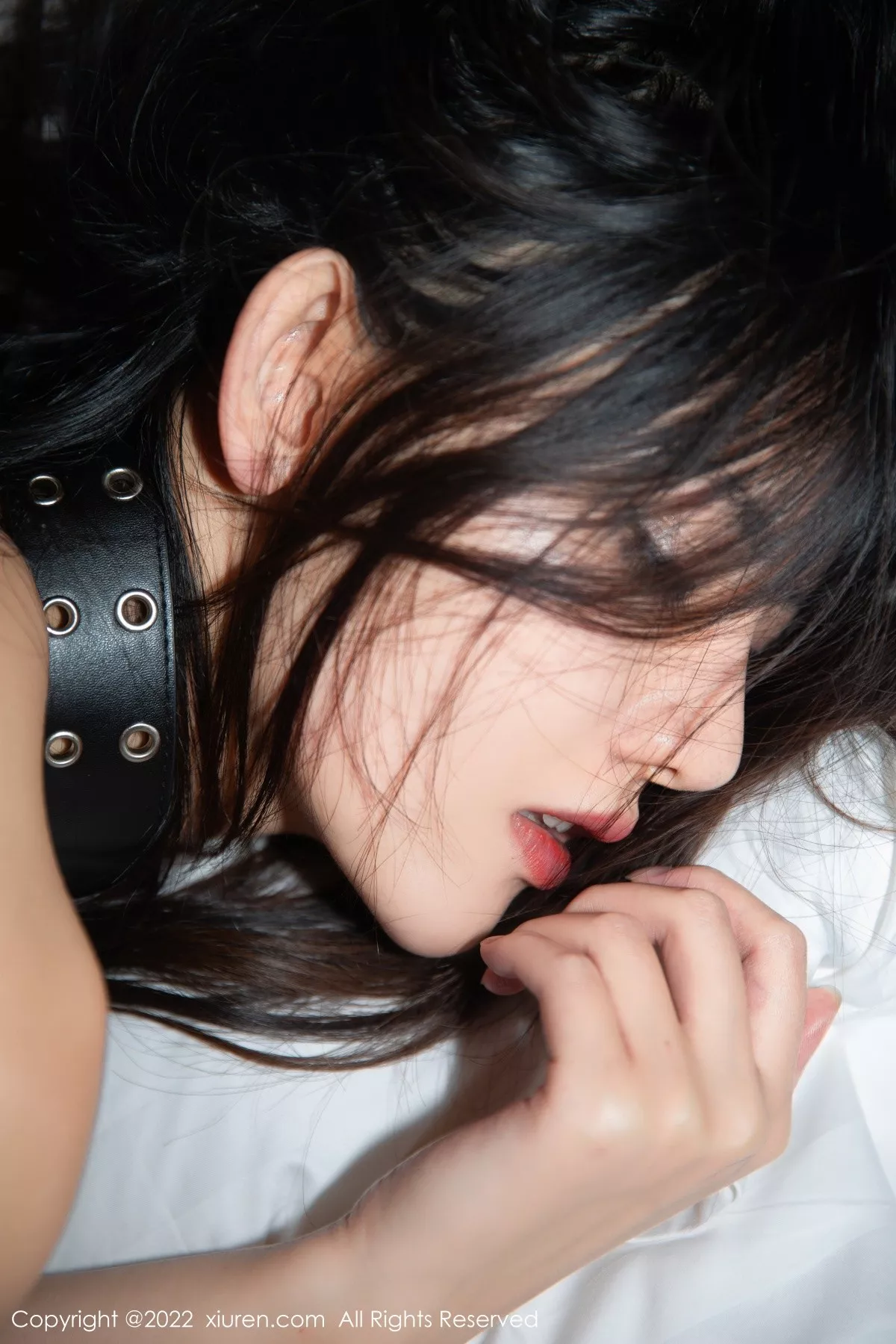 秀人集.com_[XiuRen秀人网]No.5428_模特就是阿朱啊黑色轻透上衣配黑皮裙露情趣内衣惹火诱惑写真82P