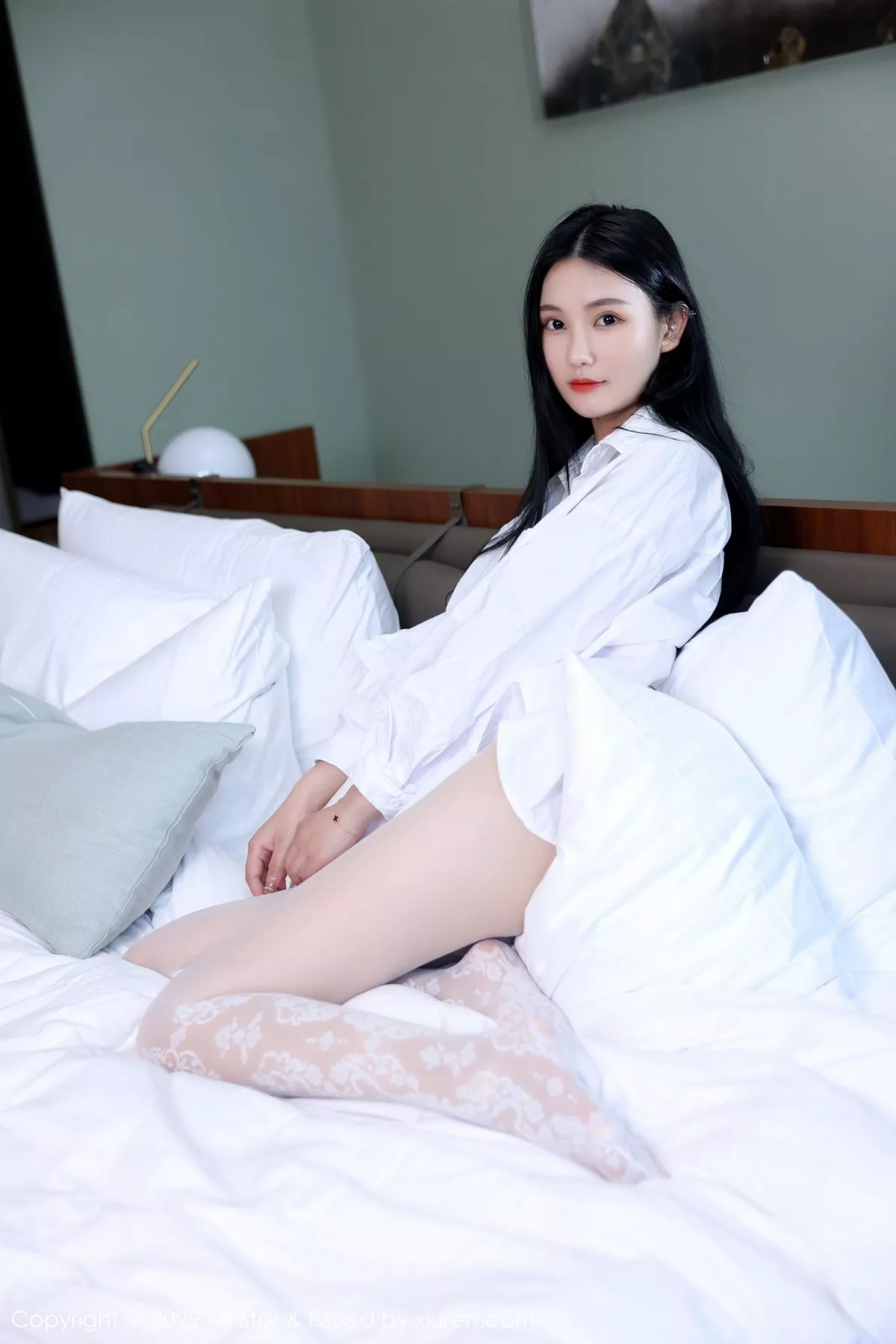 秀人集.com_[MFStar模范学院]Vol.565_新人模特小米XM性感白T配白色蛇纹无内丝袜惹火诱惑写真61P