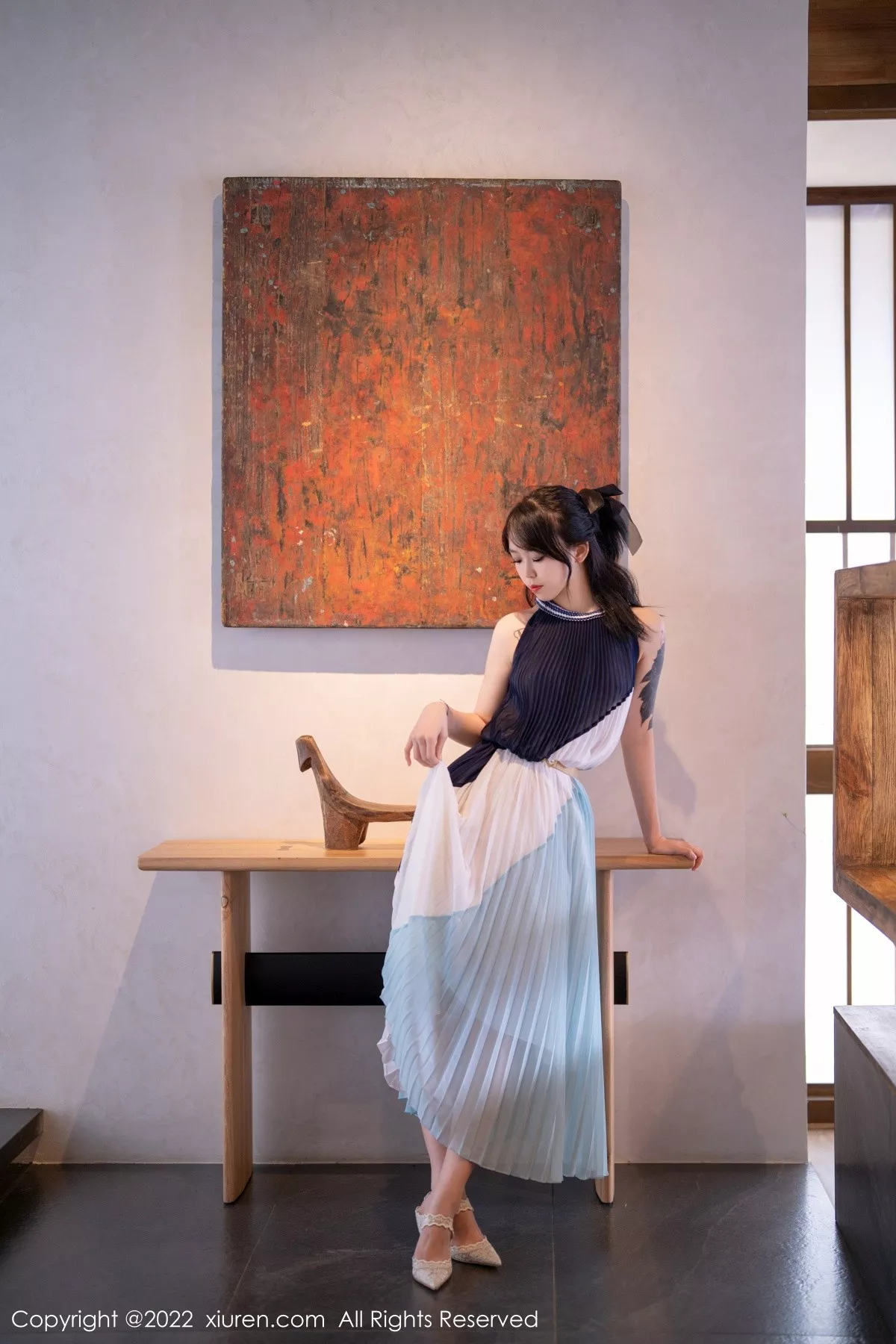 秀人集.com_[XiuRen秀人网]No.5327_模特奶瓶大理旅拍脱连衣裙露性感蕾丝内衣秀苗条身材诱惑写真53P