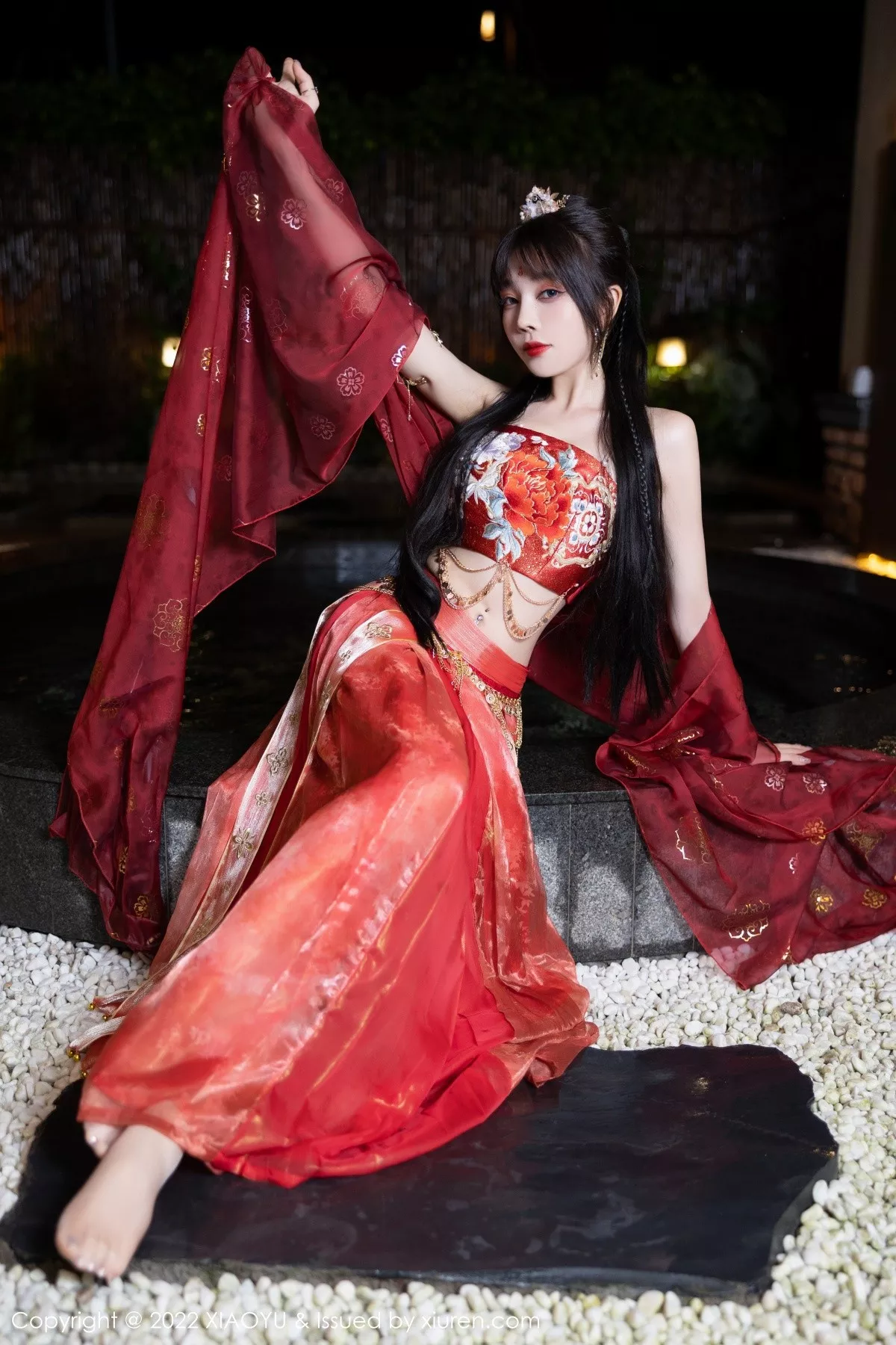 秀人集.com_[XiaoYu画语界]Vol.827_女神徐莉芝Booty泳池性感红色轻透古装服饰秀完美身材诱惑写真70P