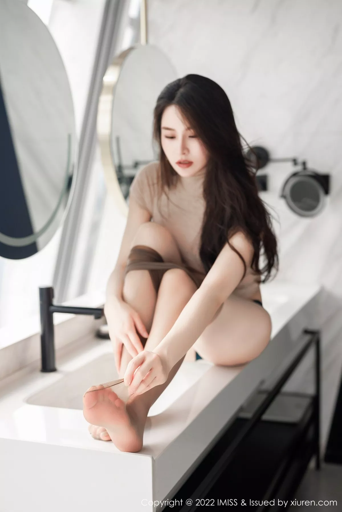 秀人集.com_[IMISS爱蜜社]Vol.692_气质美女Vanessa私房脱收身连衣裙露性感蕾丝内衣完美诱惑写真46P