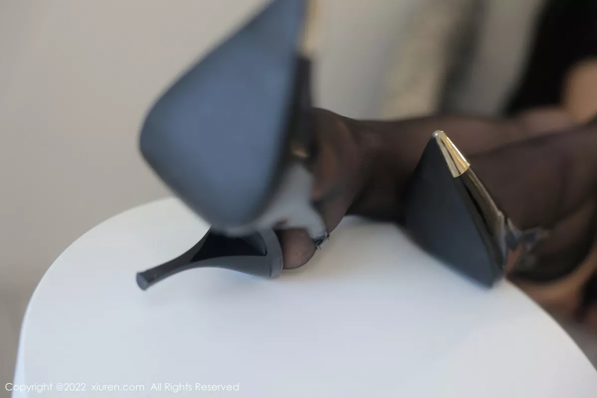 秀人集.com_[XiuRen秀人网]No.5335_模特诗诗kiki大理旅拍半脱黑色条纹T恤露性感蕾丝内衣诱惑写真83P