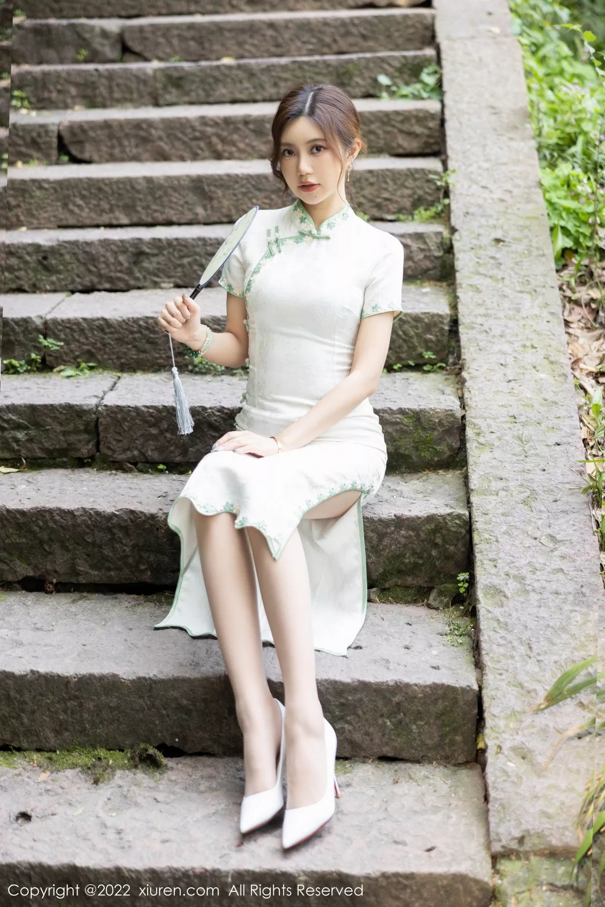 秀人集.com_[XiuRen秀人网]No.5468_女神绮里嘉海南心愿旅拍户外性感白色旗袍配原色丝袜诱惑写真92P