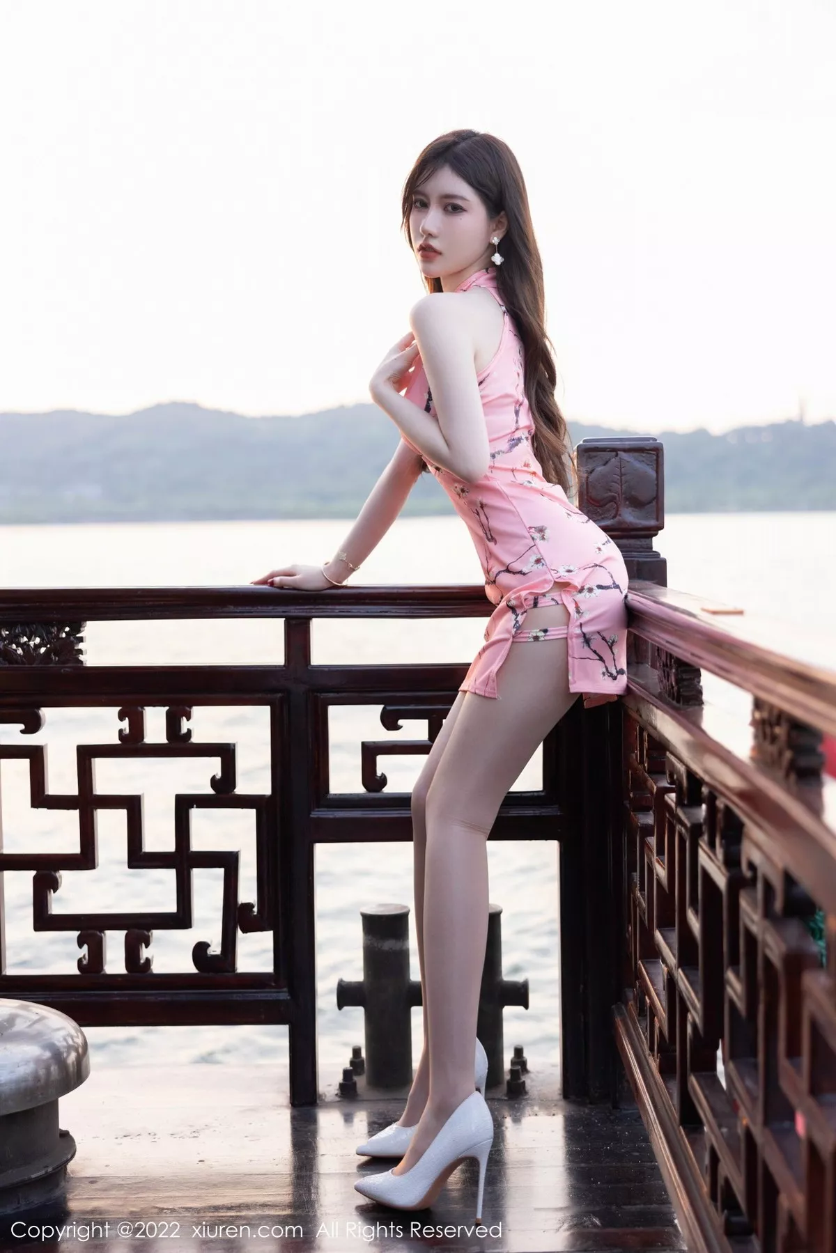 秀人集.com_[XiuRen秀人网]No.5515_模特美桃酱海南心愿旅拍性感粉色旗袍配超薄白丝勾魂诱惑写真73P