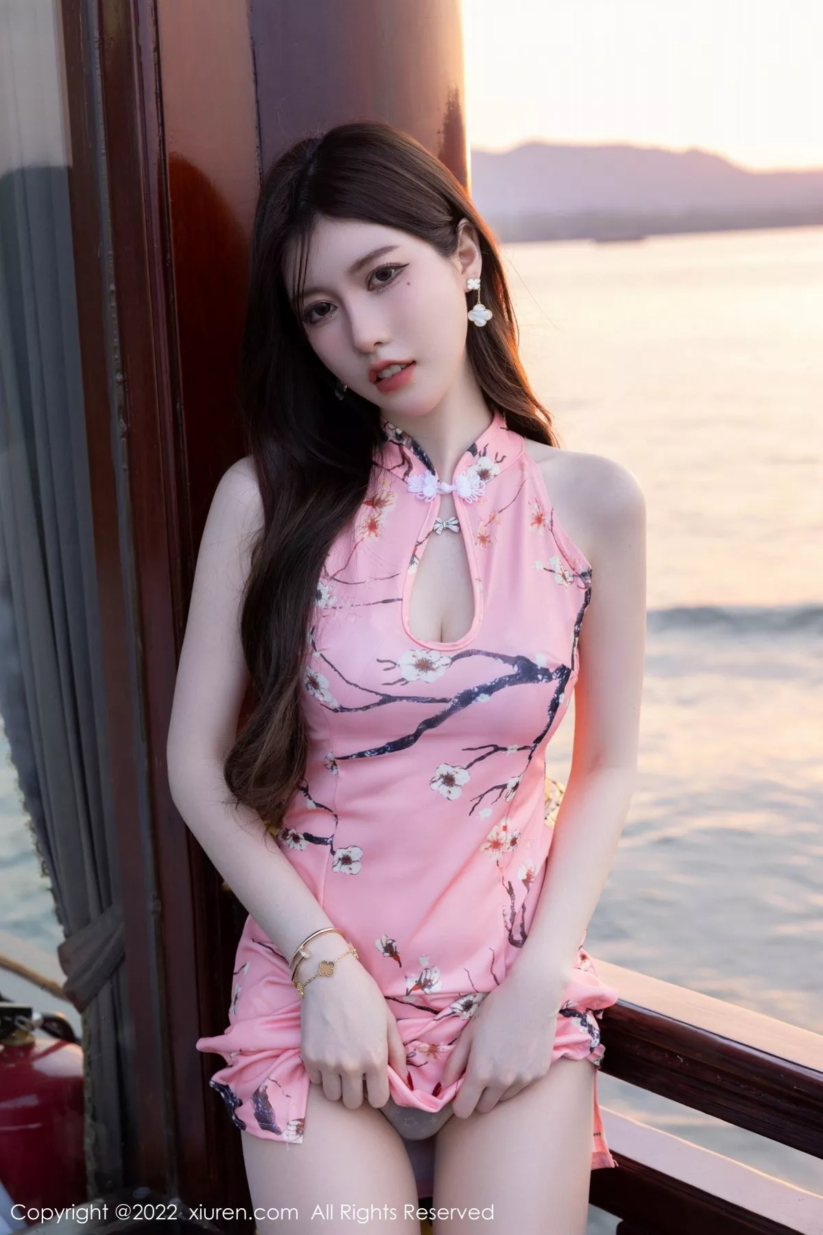 秀人集.com_[XiuRen秀人网]No.5515_模特美桃酱海南心愿旅拍性感粉色旗袍配超薄白丝勾魂诱惑写真73P