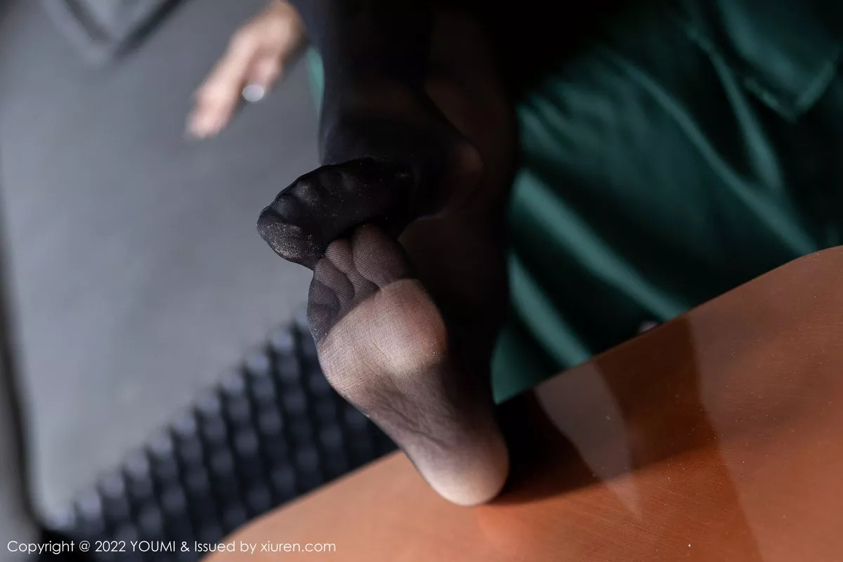 秀人集.com_[YouMi尤蜜荟]Vol.837_模特laura阿姣脱性感暗绿色长裙露黑色蕾丝内衣超薄黑丝诱惑写真70P