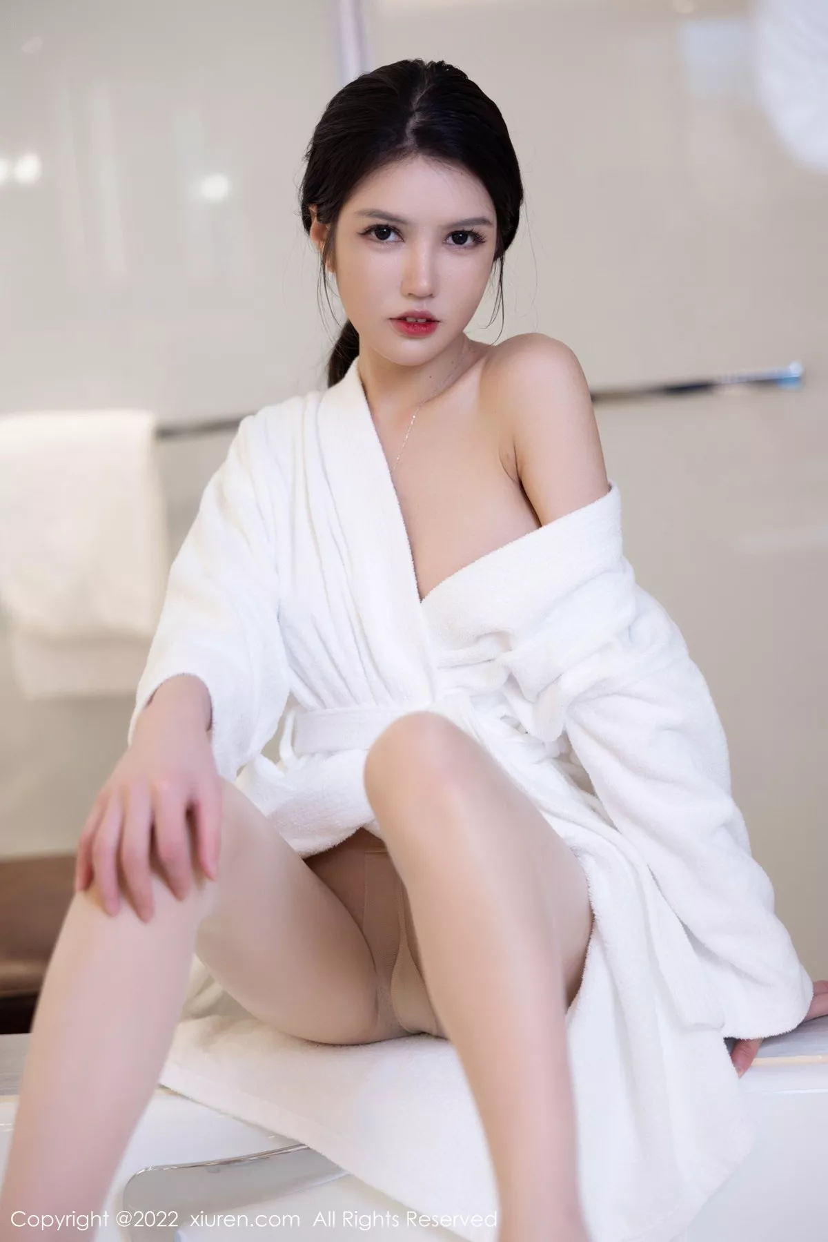 秀人集.com_[XiuRen秀人网]No.5522_模特媛媛酱belle海南心愿旅拍浴室白色睡袍配无内肉丝诱惑写真60P