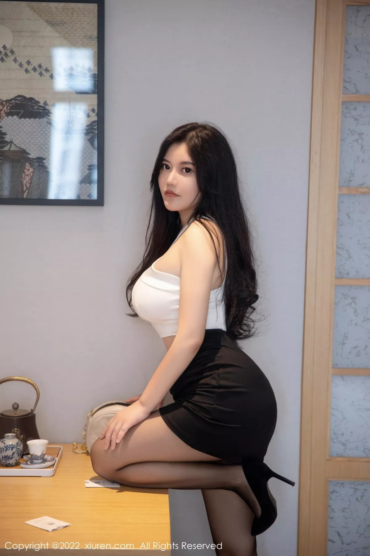 秀人集.com_[XiuRen秀人网]No.5518_新人模特吴小小性感白色收身上衣配黑短裙秀翘臀美腿诱惑写真69P