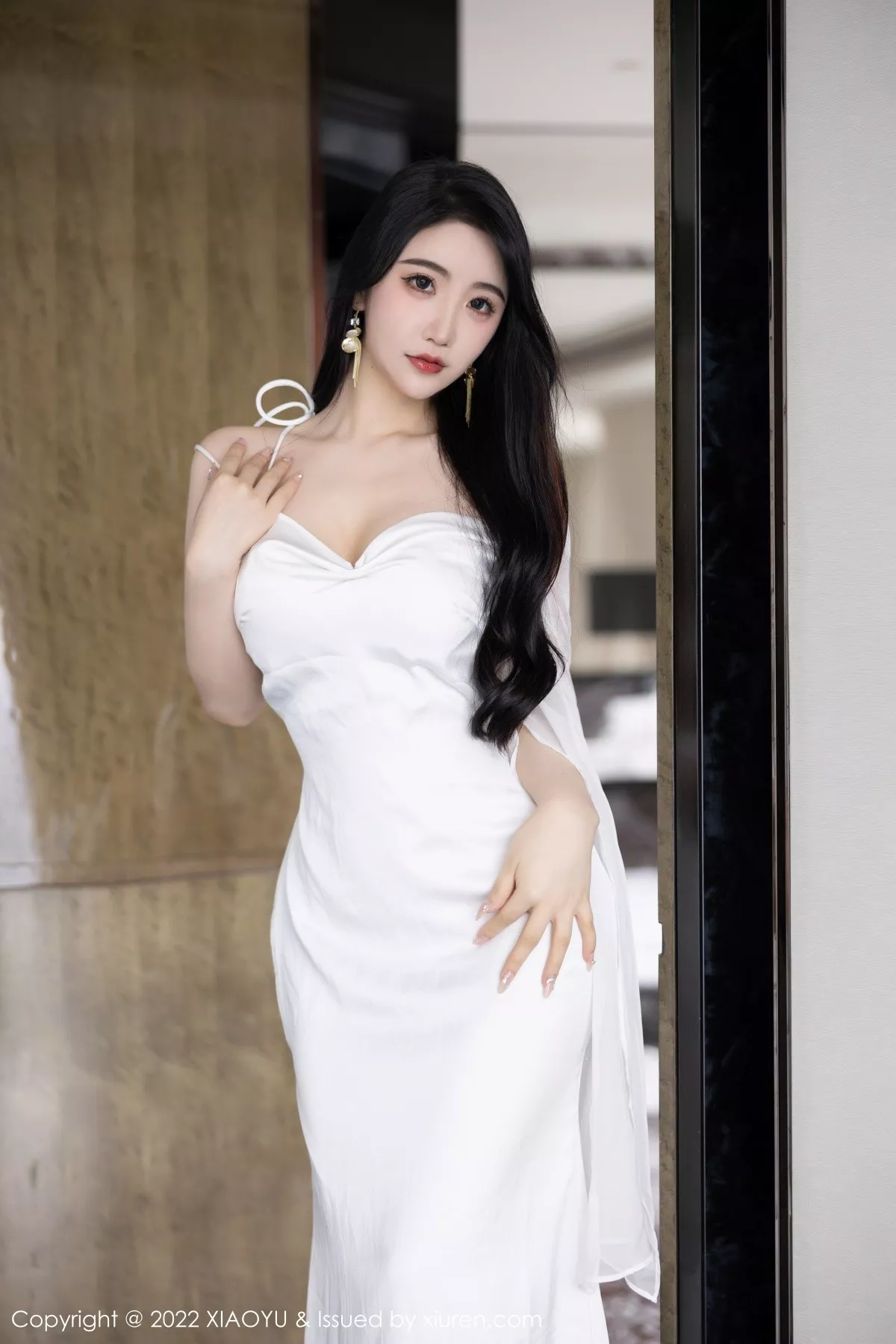 秀人集.com_[XiaoYu画语界]Vol.854_女神Cherry樱桃酱杭州旅拍脱吊带长裙露白色网纱内衣诱惑写真75P