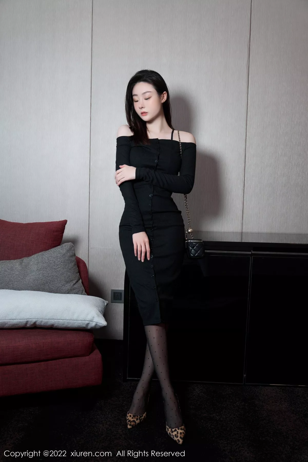 秀人集.com_[XiuRen秀人网]No.5529_模特是小逗逗心愿旅拍脱黑色露肩连衣长裙露蕾丝内衣诱惑写真92P