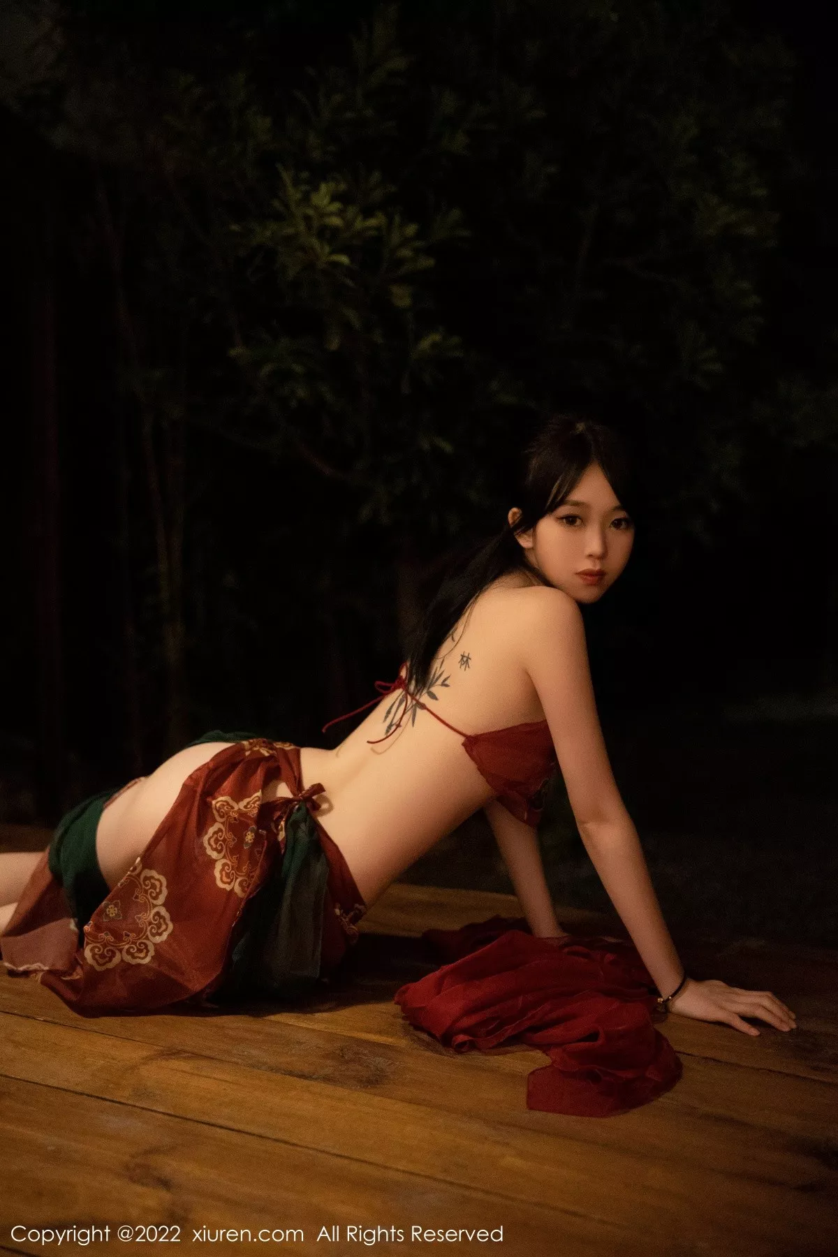 秀人集.com_[XiuRen秀人网]No.5527_模特奶瓶大理旅拍私房性感红色轻透古装服秀完美身材诱惑写真78P