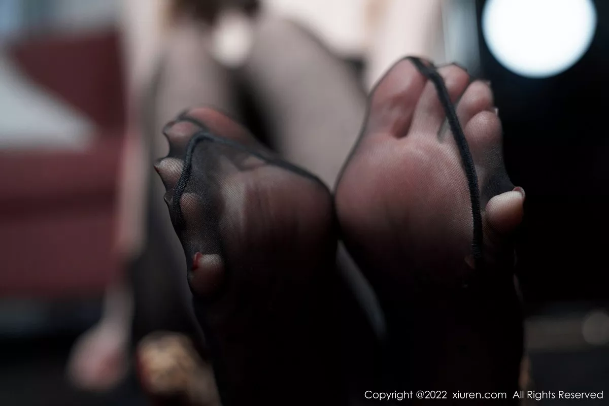 秀人集.com_[XiuRen秀人网]No.5529_模特是小逗逗心愿旅拍脱黑色露肩连衣长裙露蕾丝内衣诱惑写真92P