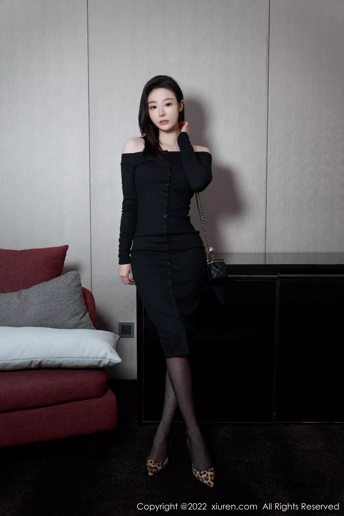 秀人集.com_[XiuRen秀人网]No.5529_模特是小逗逗心愿旅拍脱黑色露肩连衣长裙露蕾丝内衣诱惑写真92P