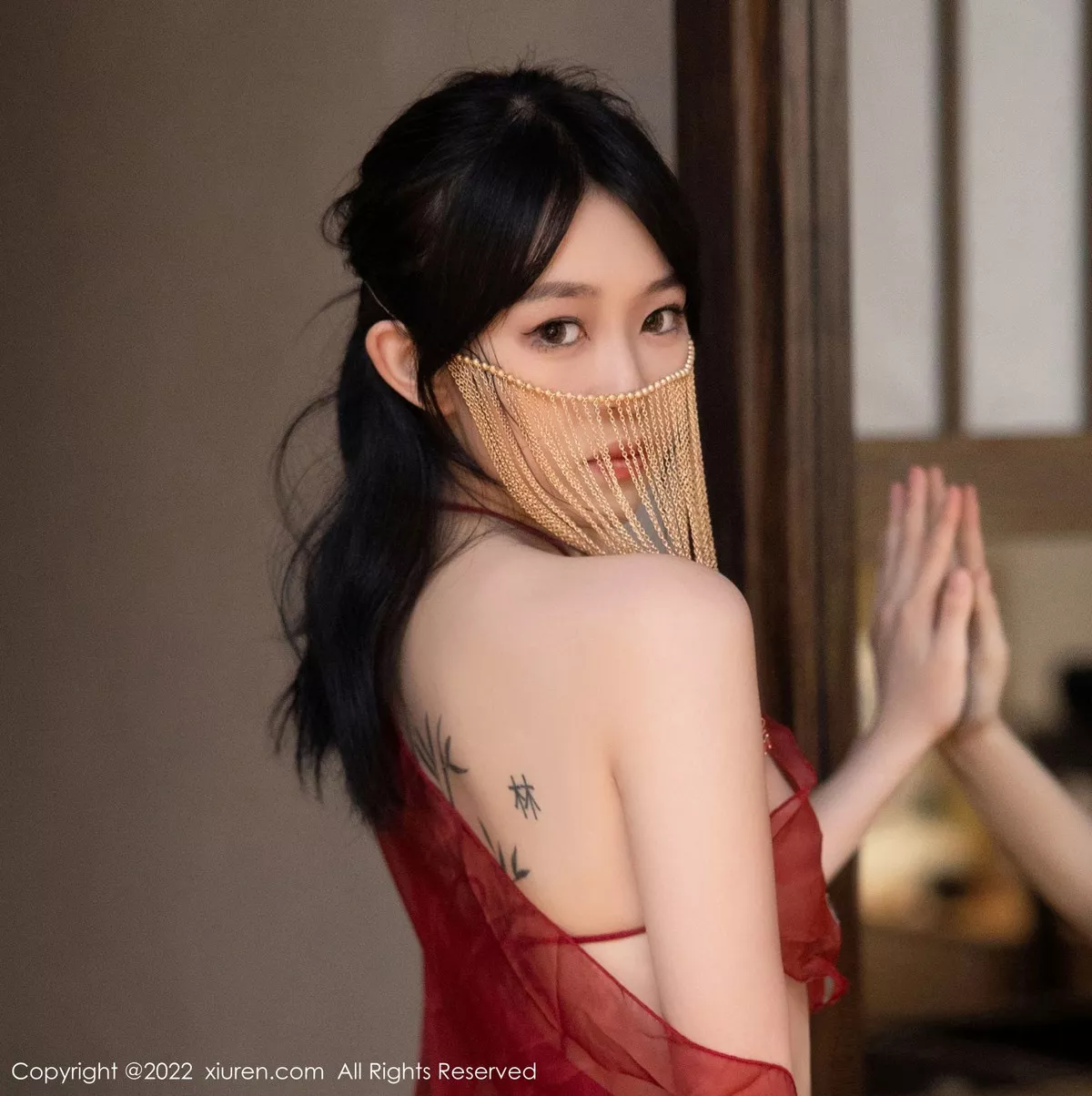 秀人集.com_[XiuRen秀人网]No.5527_模特奶瓶大理旅拍私房性感红色轻透古装服秀完美身材诱惑写真78P