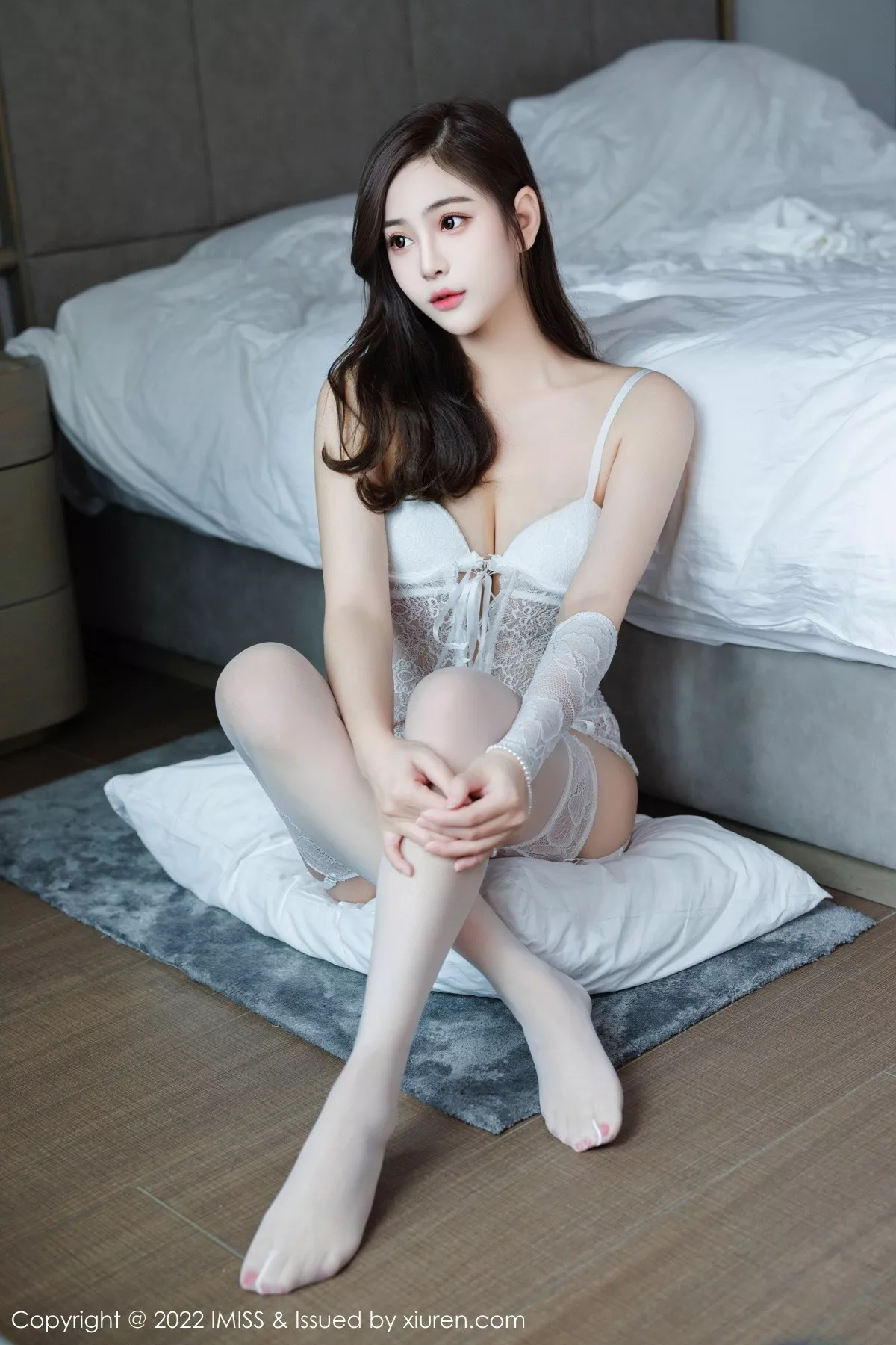 秀人集.com_[IMISS爱蜜社]Vol.696_气质女神Lavinia肉性感白色睡裙配白色丝袜秀凹凸身材诱惑写真36P