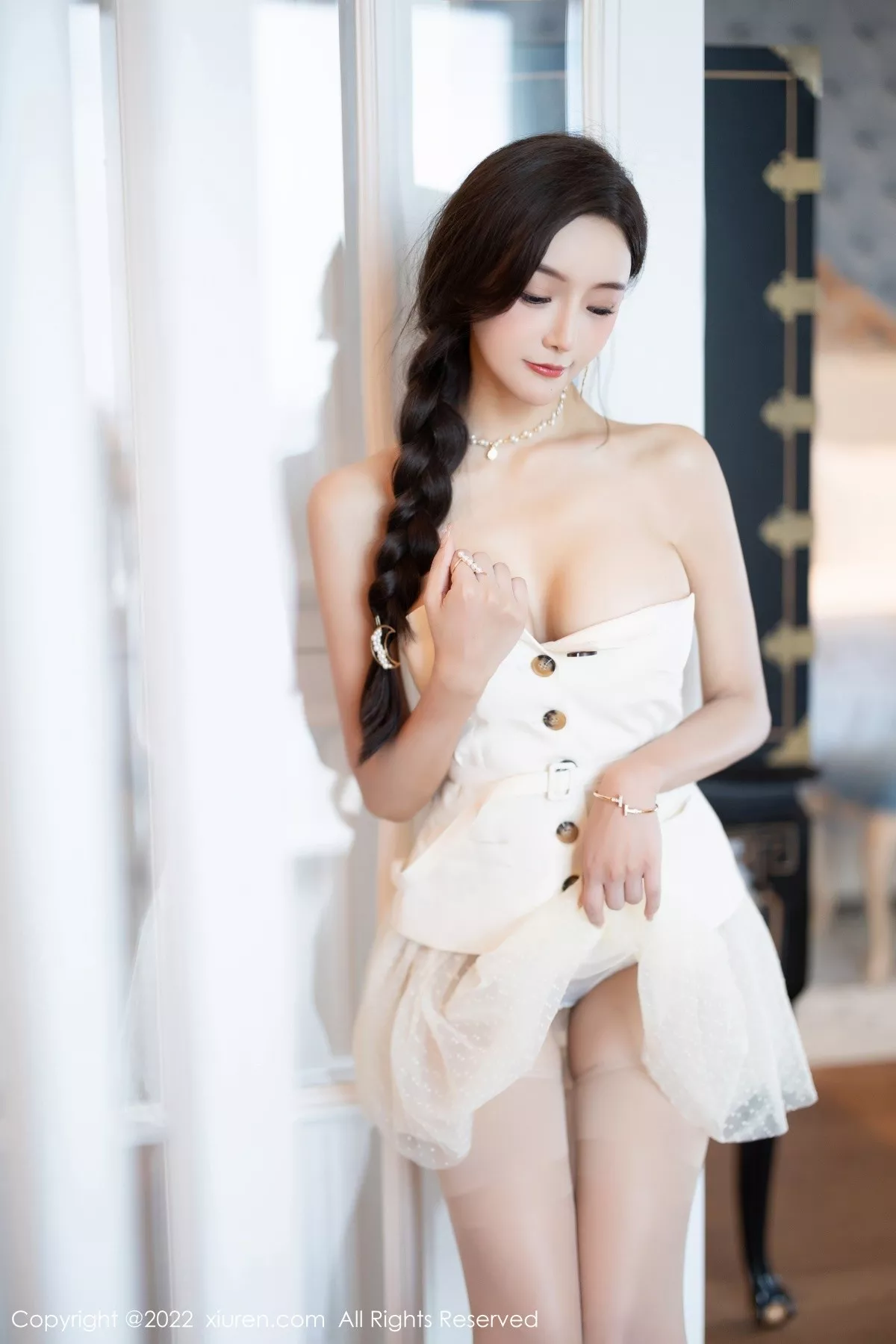 秀人集.com_[XiuRen秀人网]No.5539_女神王馨瑶yanni白色露肩服饰+珍珠色睡裙配蕾丝吊袜诱惑写真78P