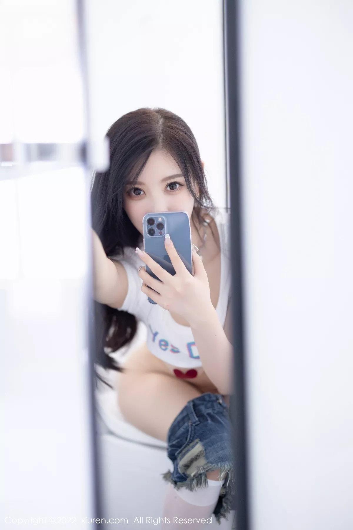 秀人集.com_[XiuRen秀人网]No.5551_女神杨晨晨Yome白色半截上衣配牛仔超短裤秀丰腴身材诱惑写真72P