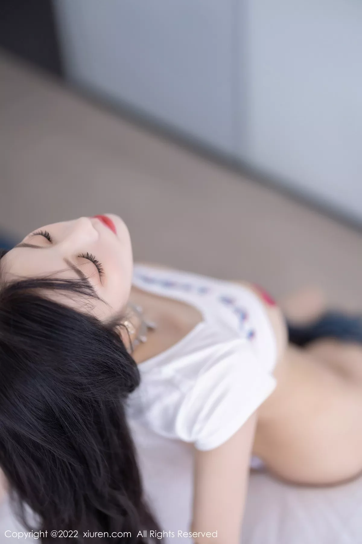 秀人集.com_[XiuRen秀人网]No.5551_女神杨晨晨Yome白色半截上衣配牛仔超短裤秀丰腴身材诱惑写真72P