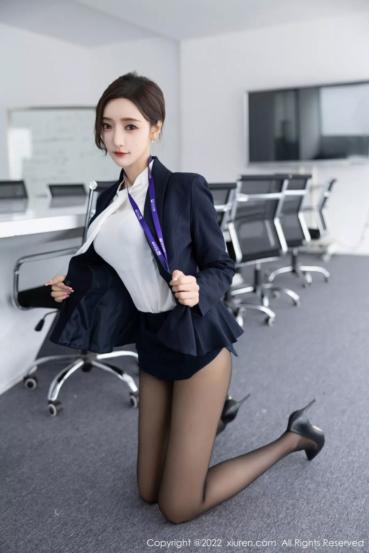 秀人集.com_[XiuRen秀人网]No.5563_女神王馨瑶yanni脱OL职业装露性感灰色内衣配超薄黑丝诱惑写真80P