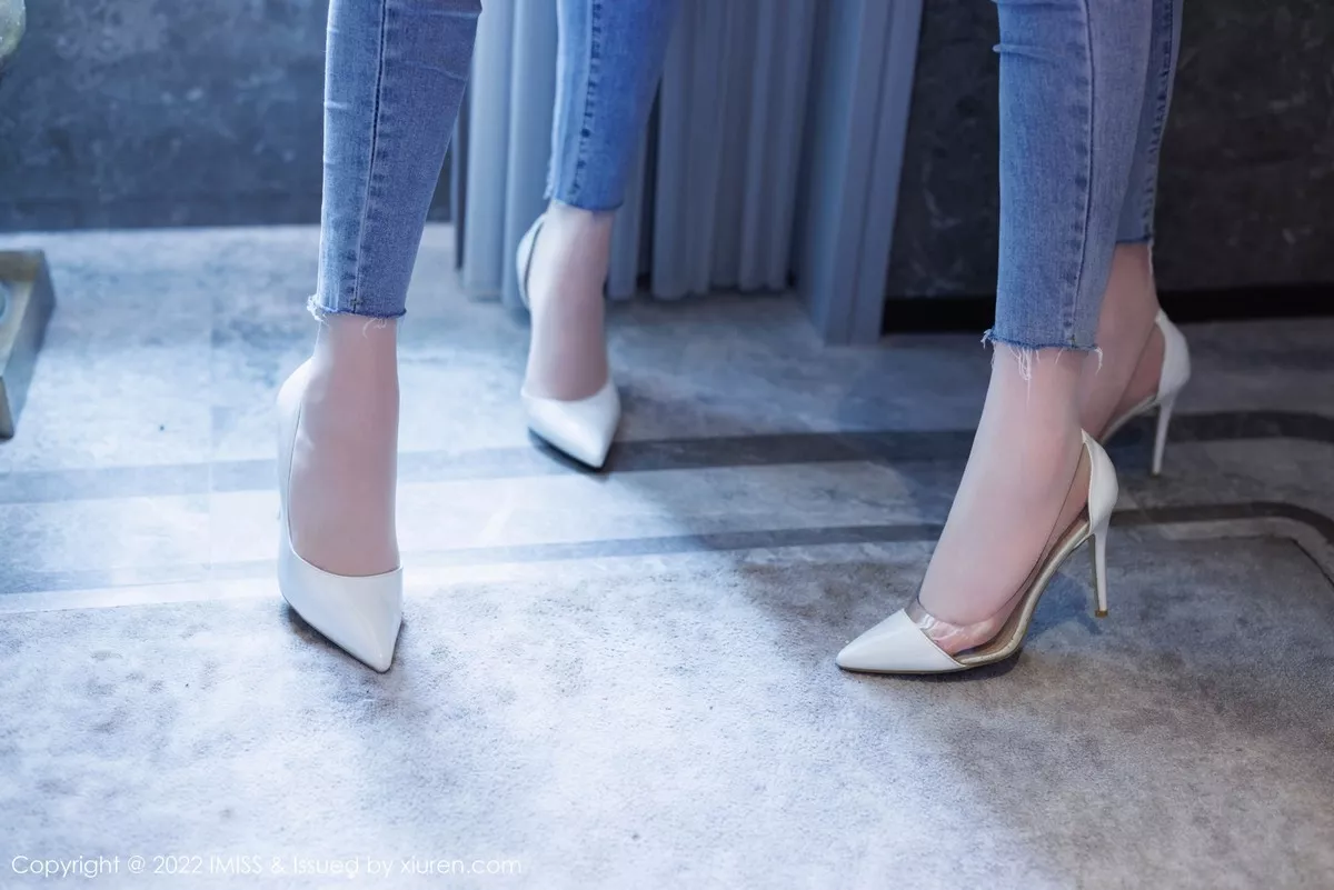 秀人集.com_[IMISS爱蜜社]Vol.697_模特合集女神Lavinia＆LindaLinda脱牛仔裤露性感内衣诱惑写真44P