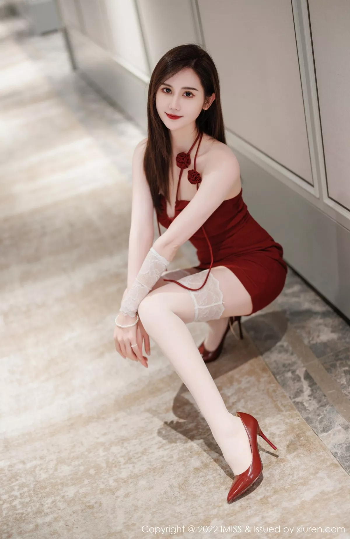 秀人集.com_[IMISS爱蜜社]Vol.698_气质女神SISY思脱红色连衣短裙露性感粉色内衣撩人诱惑写真36P