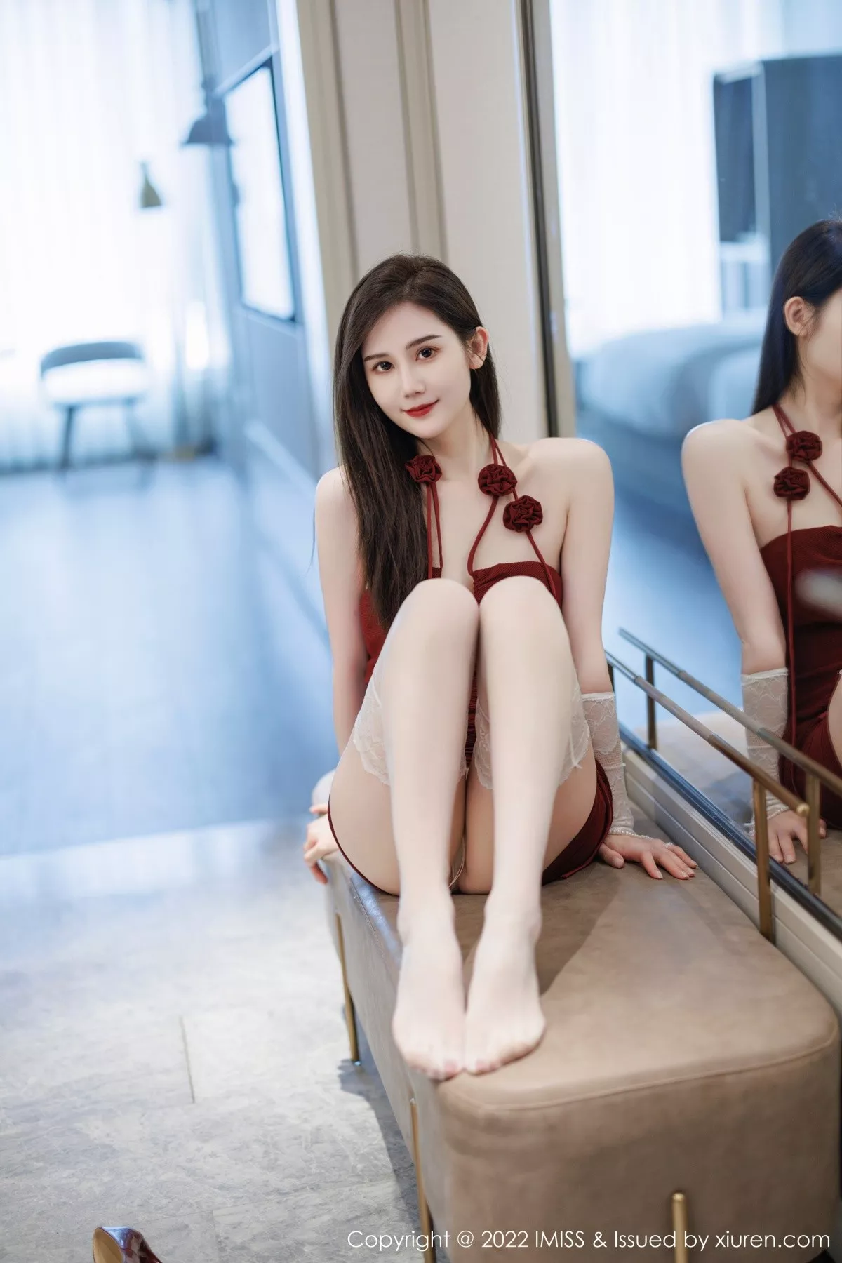 秀人集.com_[IMISS爱蜜社]Vol.698_气质女神SISY思脱红色连衣短裙露性感粉色内衣撩人诱惑写真36P