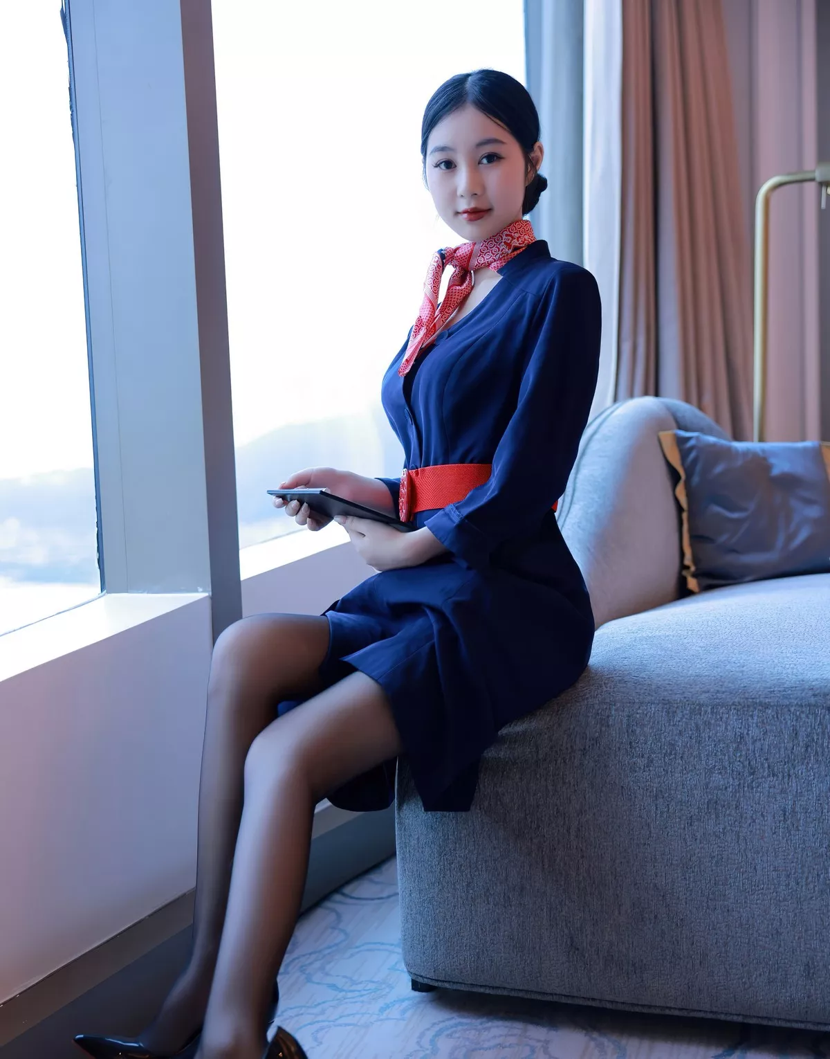 秀人集.com_[XiuRen秀人网]No.5579_模特谢晚晚澳门旅拍深蓝色空姐制服半脱露蕾丝内衣诱惑写真61P