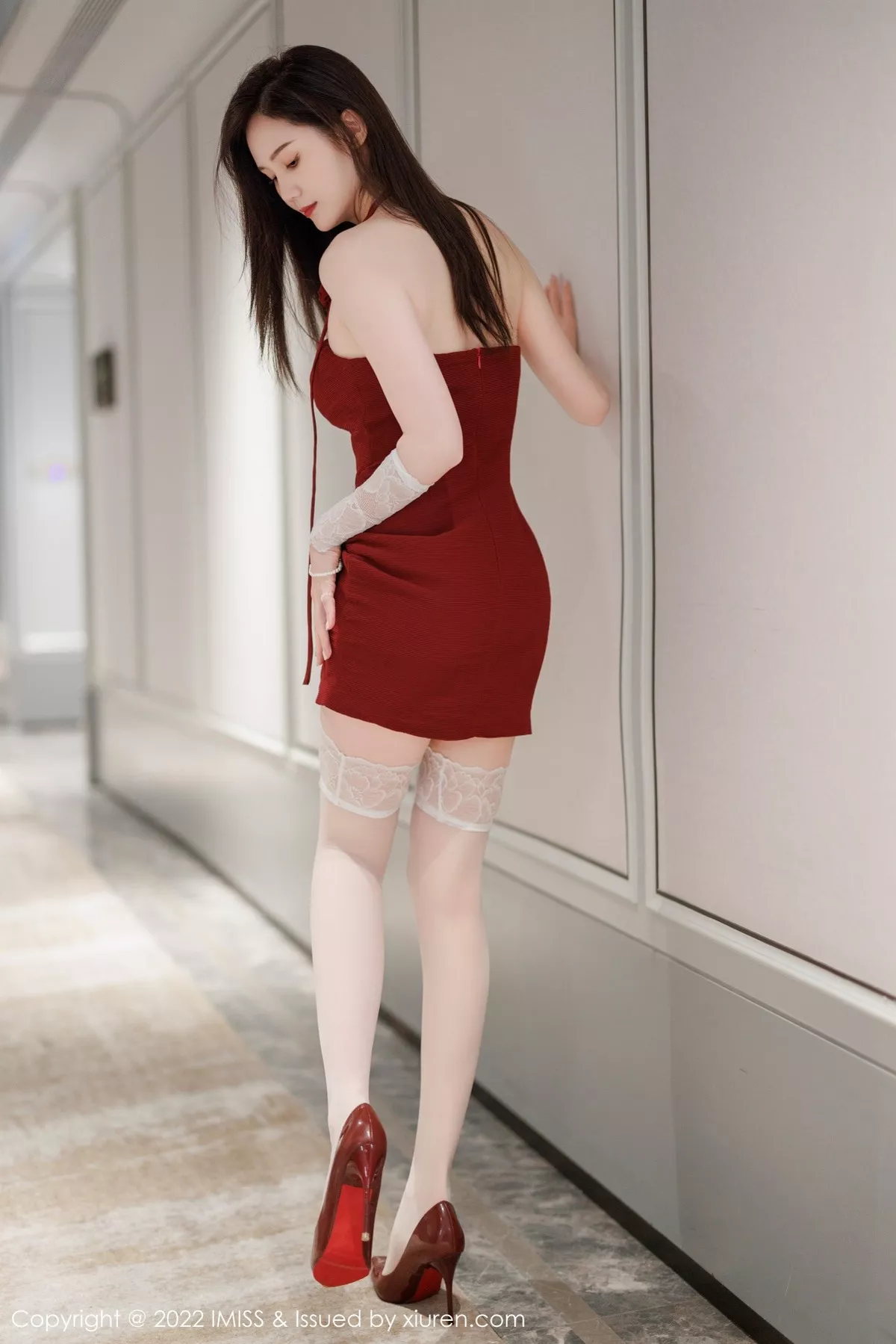 秀人集.com_[IMISS爱蜜社]Vol.698_气质女神SISY思脱红色连衣短裙露性感粉色内衣撩人诱惑写真36P