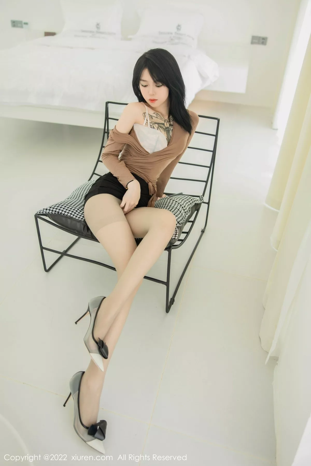 秀人集.com_[XiuRen秀人网]No.5587_模特奶瓶大理旅拍杏色衣配黑短裙露浅色内衣杏色丝袜诱惑写真100P