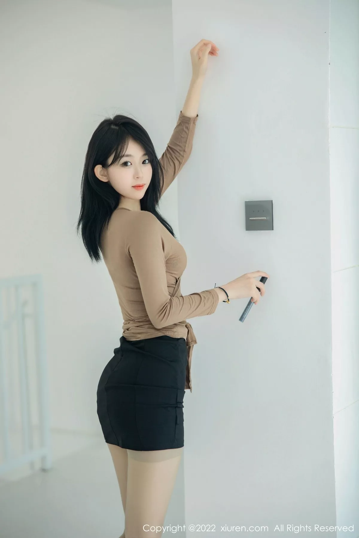 秀人集.com_[XiuRen秀人网]No.5587_模特奶瓶大理旅拍杏色衣配黑短裙露浅色内衣杏色丝袜诱惑写真100P