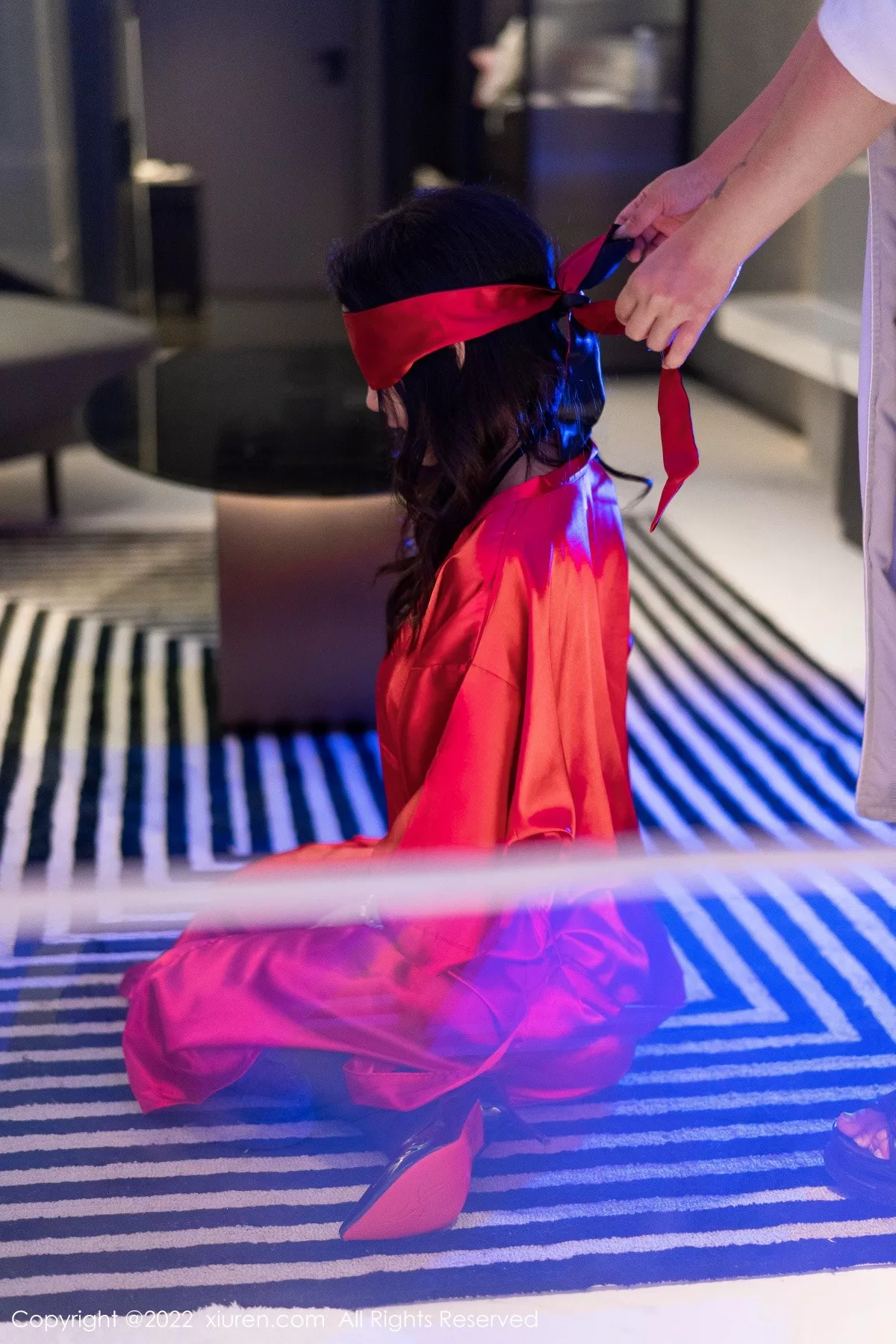 秀人集.com_[XiuRen秀人网]No.5586_模特laura阿姣性感红色睡裙露黑色情趣内衣配蕾丝吊袜诱惑写真76P