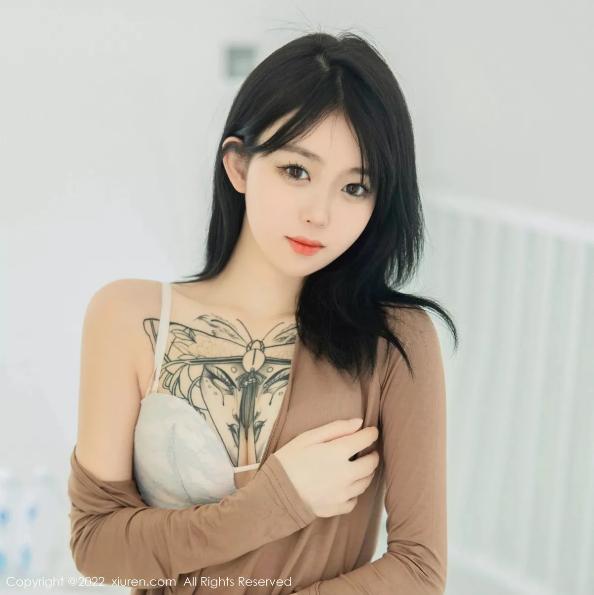 秀人集.com_[XiuRen秀人网]No.5587_模特奶瓶大理旅拍杏色衣配黑短裙露浅色内衣杏色丝袜诱惑写真100P