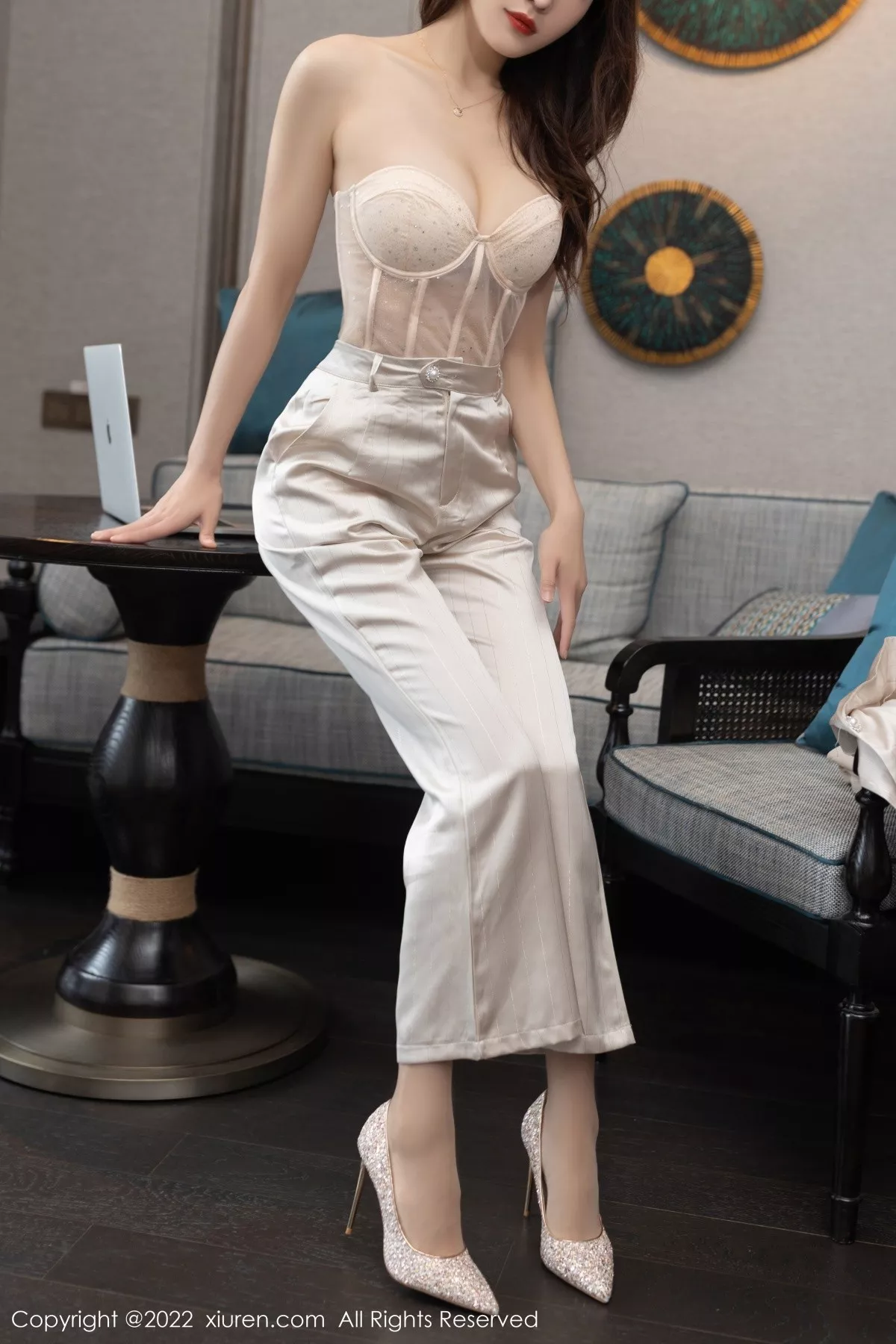 秀人集.com_[XiuRen秀人网]No.5594_模特陆萱萱私房脱淡金色职业套装露暖色薄纱内衣迷人诱惑写真78P