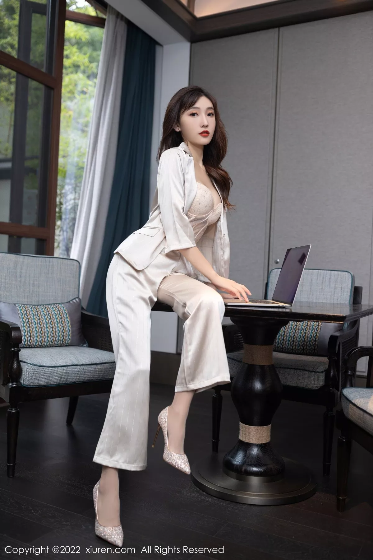 秀人集.com_[XiuRen秀人网]No.5594_模特陆萱萱私房脱淡金色职业套装露暖色薄纱内衣迷人诱惑写真78P