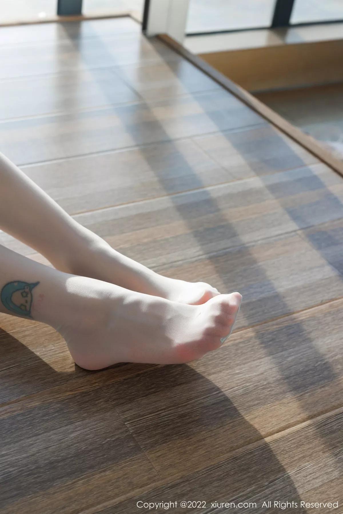 秀人集.com_[XiuRen秀人网]No.5590_模特七七kiko私房床上白色系带连衣短裙配白丝袜甜美迷人写真44P