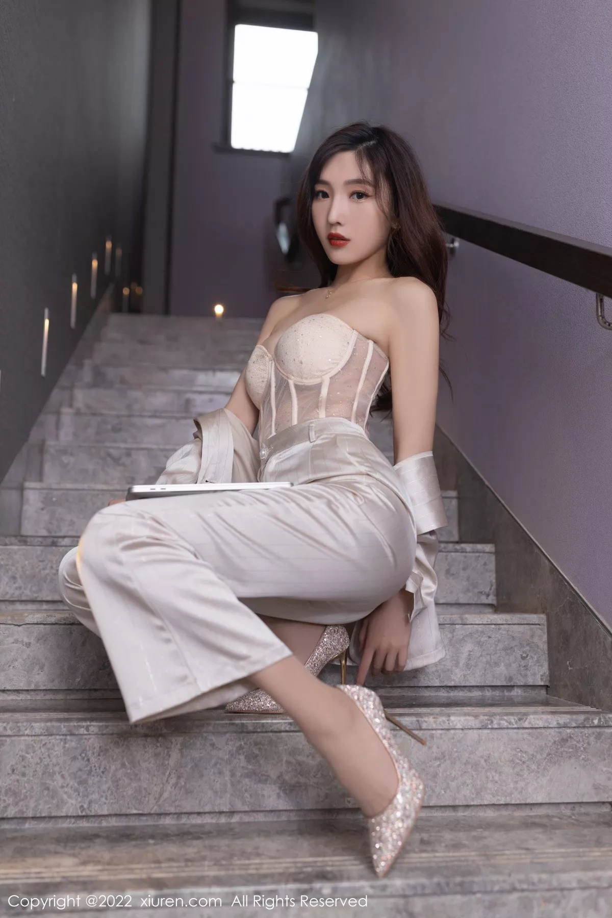 秀人集.com_[XiuRen秀人网]No.5594_模特陆萱萱私房脱淡金色职业套装露暖色薄纱内衣迷人诱惑写真78P